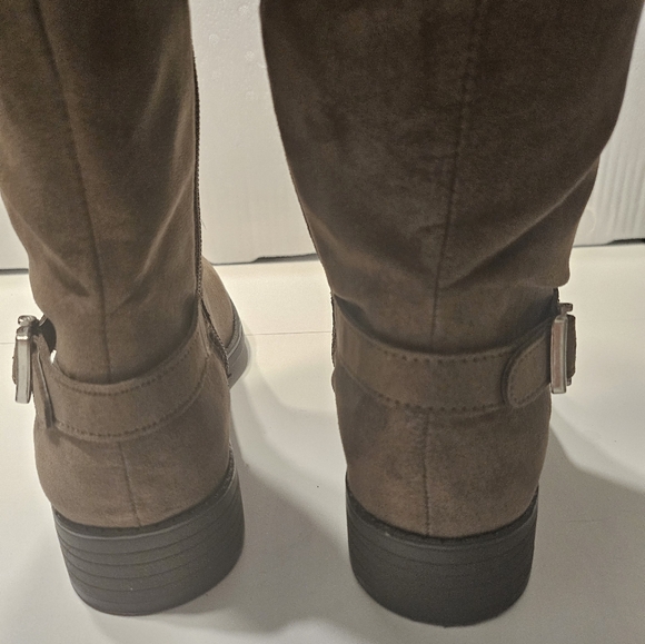 Over the knee. Super cute boots.  Soft textile.  Excellent condition. - Picture 4 of 5